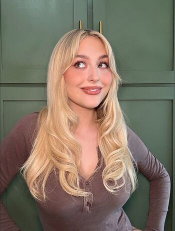 Alyvia Alyn Lind
