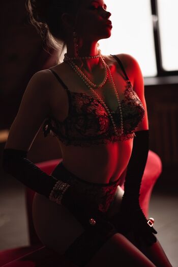 Eva Lee Model
