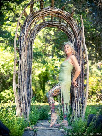 harlowflowerfootgoddess