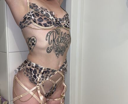 Henny Hotwife