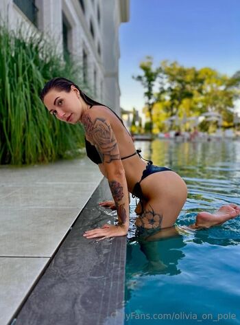 olivia_on_pole