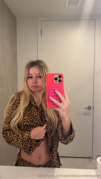 petiteblondemodel
