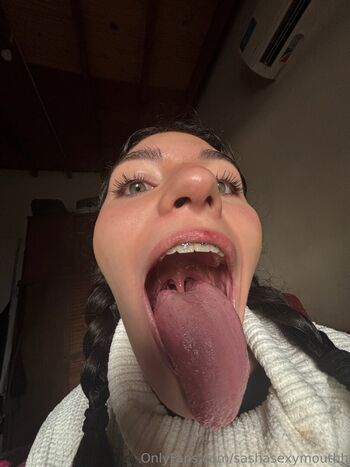 sashasexymouthh