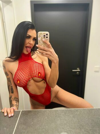 Selina Fox