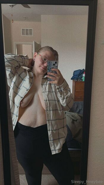 sleepy_hneybee