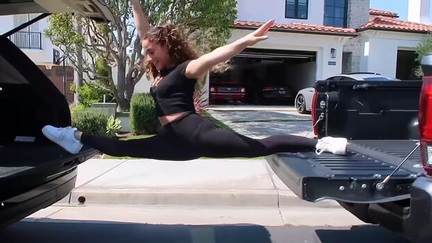 Sofie Dossi