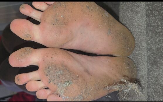 solo_toes